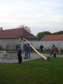 Stavanie mája Stavanie mája