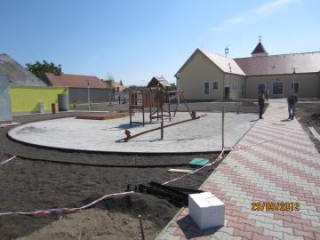 Výstavba detského ihriska pri obecnom úrade Výstavba detského ihriska pri obecnom úrade
