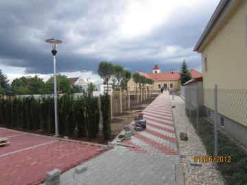 Chodník k obecnému úradu Chodník k obecnému úradu