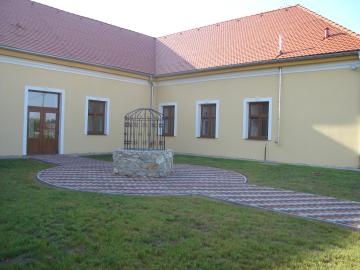 Zeleň v centre obce Zeleň v centre obce
