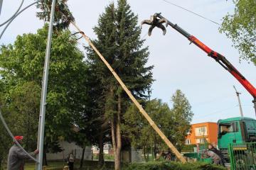 Pri stavaní mája pomohla technika Pri stavaní mája pomohla technika
