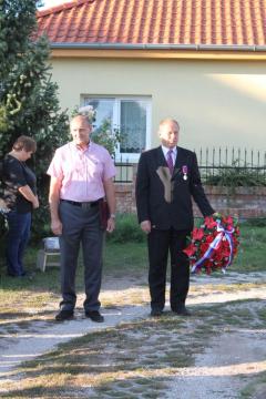 Kladenie venca pri Pomníku padlých Kladenie venca pri Pomníku padlých