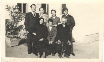 Rodina Kunová okolo r. 1953Archív rodiny Holkove Rodina Kunová okolo r. 1953Archív rodiny Holkove