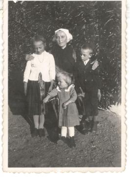 Mária Kunová r. Tóthová s deťmi Magdalénou, Pavlom Mária Kunová r. Tóthová s deťmi Magdalénou, Pavlom