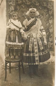 15. 5. 1926 Apolónia Tóthová r. Čerešňová s mamou 15. 5. 1926 Apolónia Tóthová r. Čerešňová s mamou