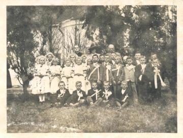 Prvé sv. prijímanie okolo r. 1940Archív členiek Prvé sv. prijímanie okolo r. 1940Archív členiek