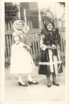 Cecília Machová r. Kunová so sestrou Helenou Tótho Cecília Machová r. Kunová so sestrou Helenou Tótho