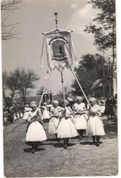 Procesia okolo r. 1948Archív rodiny Bedeovej Procesia okolo r. 1948Archív rodiny Bedeovej