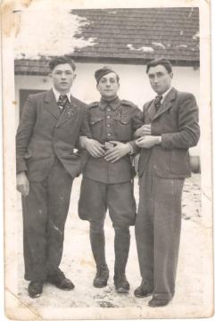 Napravo Jozef BedeArchív rodiny Bedeovej Napravo Jozef BedeArchív rodiny Bedeovej