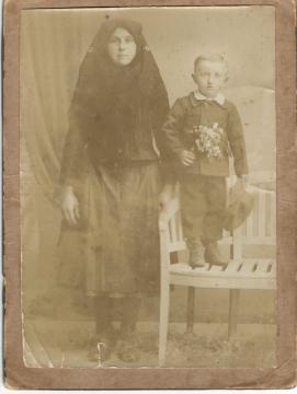 Irma Bedeová r. Čerešne so synomArchív rodiny Be Irma Bedeová r. Čerešne so synomArchív rodiny Be