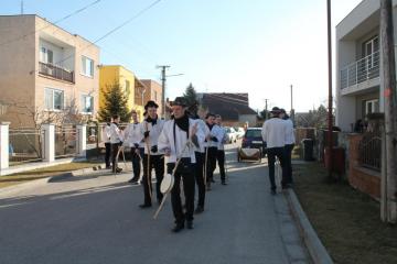 Chodíme, chodíme, hore po dedine... Chodíme, chodíme, hore po dedine...