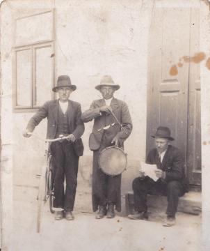Ignác Magáth s bubnom ako obecný hlásnik v r. 1939 Ignác Magáth s bubnom ako obecný hlásnik v r. 1939