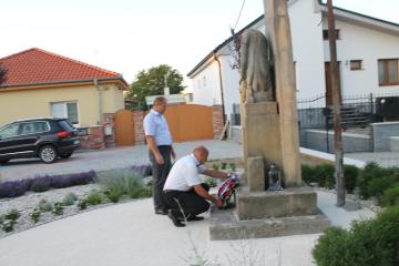 Pred pomníkom padlých hrdinov Pred pomníkom padlých hrdinov